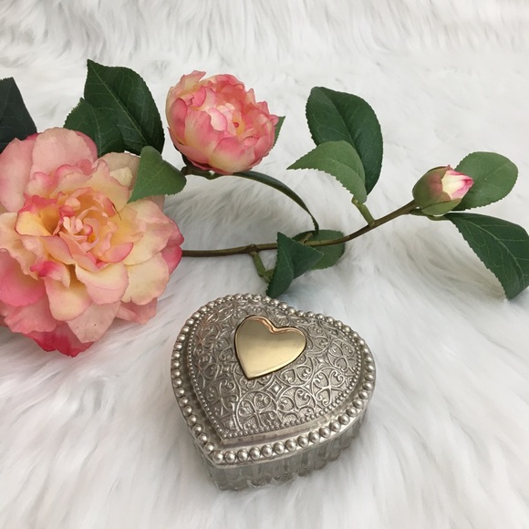 GIFTED
Crystal & Silver Heart Box - Picture 10 of 10
